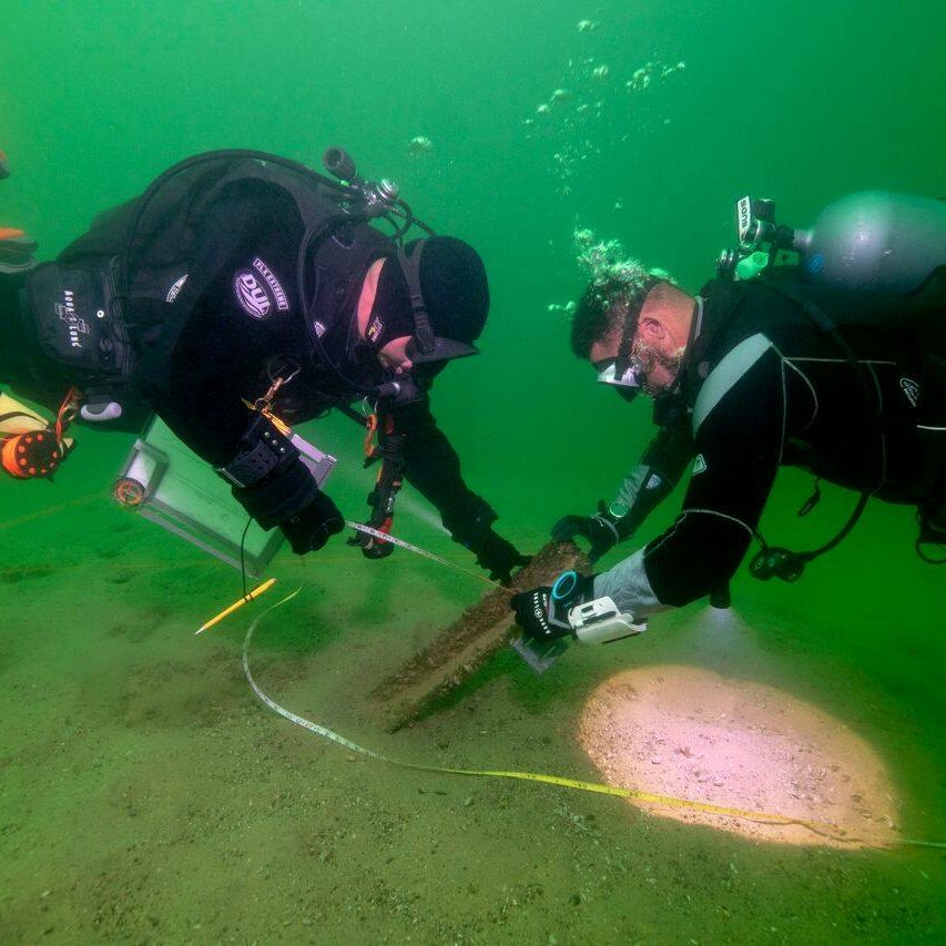 Measuring underwater artifacts